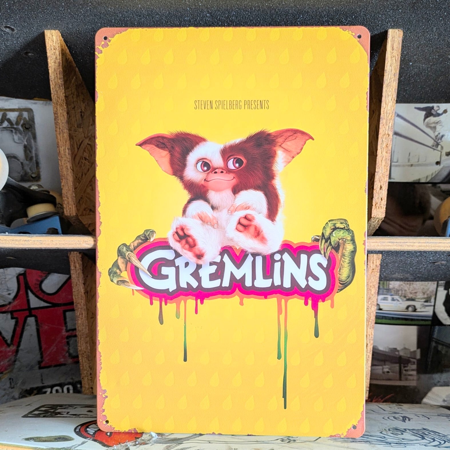 ♧送料無料!ちょうどいいブリキ看板【 Gremlins ( グレムリン ) )】ギズモ / METAL SIGN / メタルサイン / ブリキ看板 / サインボード / ビンテージ加工 〚アメリカン雑貨 アメトイ〛