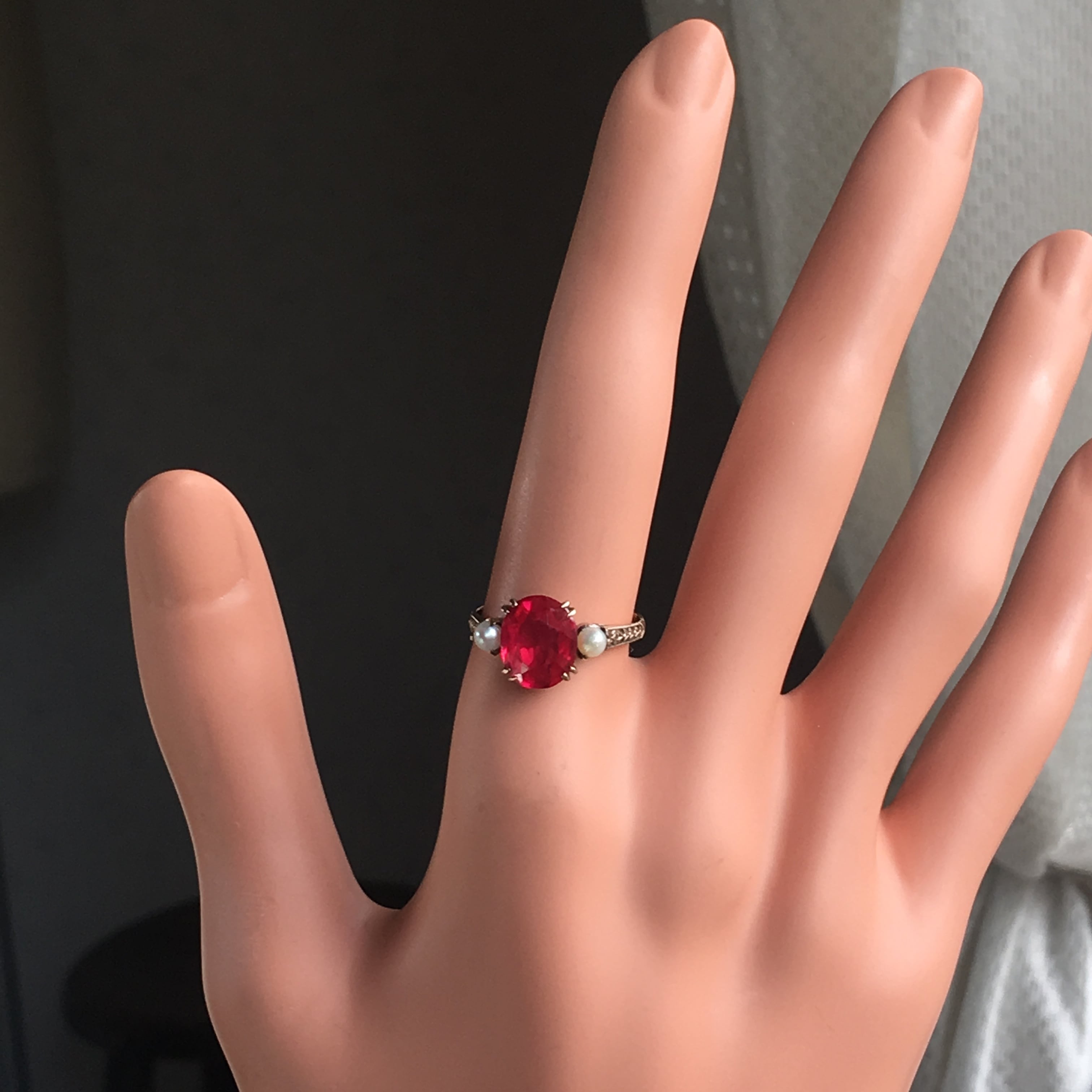 昭和初期 合成ルビーに芥子パール K10和彫りのリング