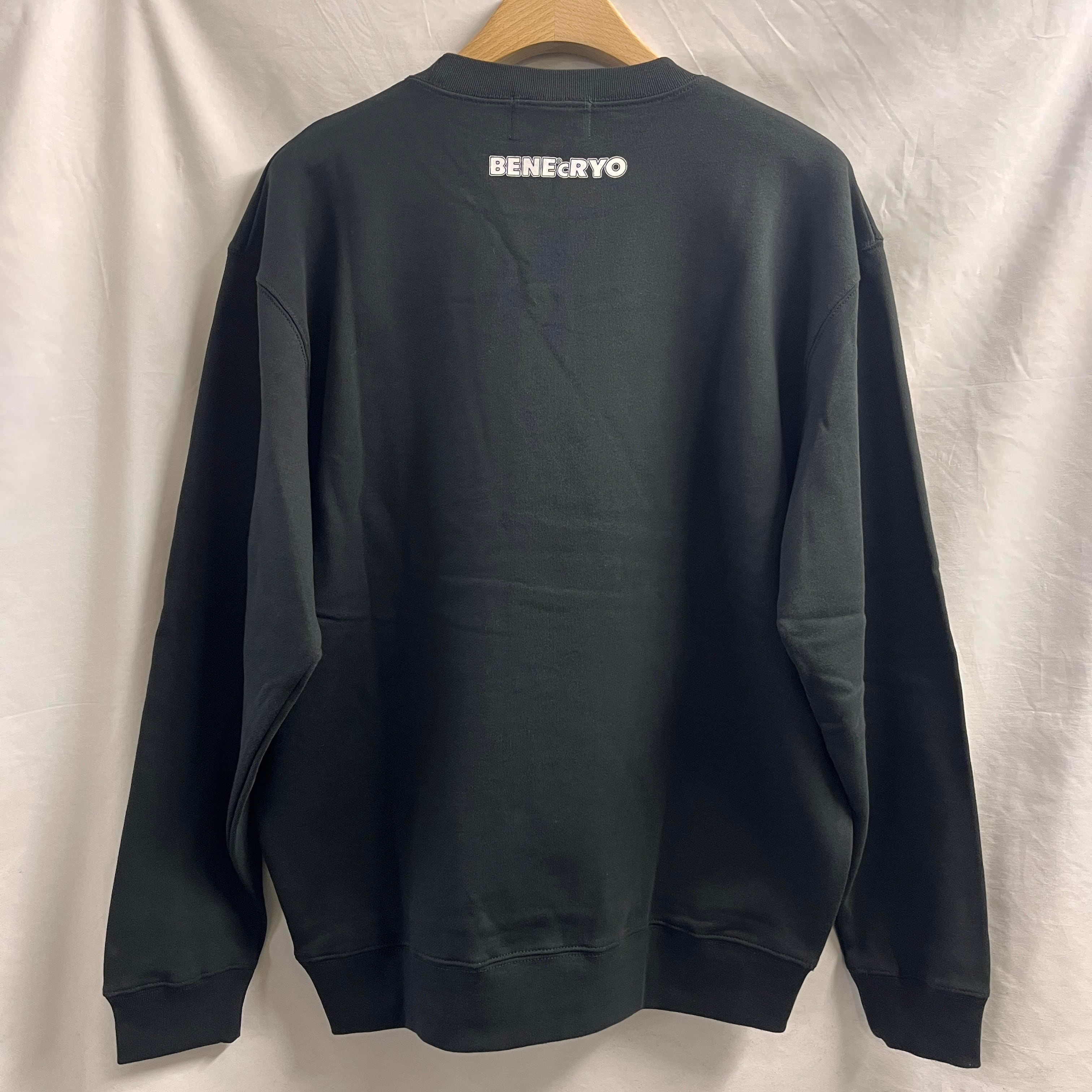 BENE℃RYO（ベネクリオ）NECK LOGO トレーナー ブラック×ホワイト