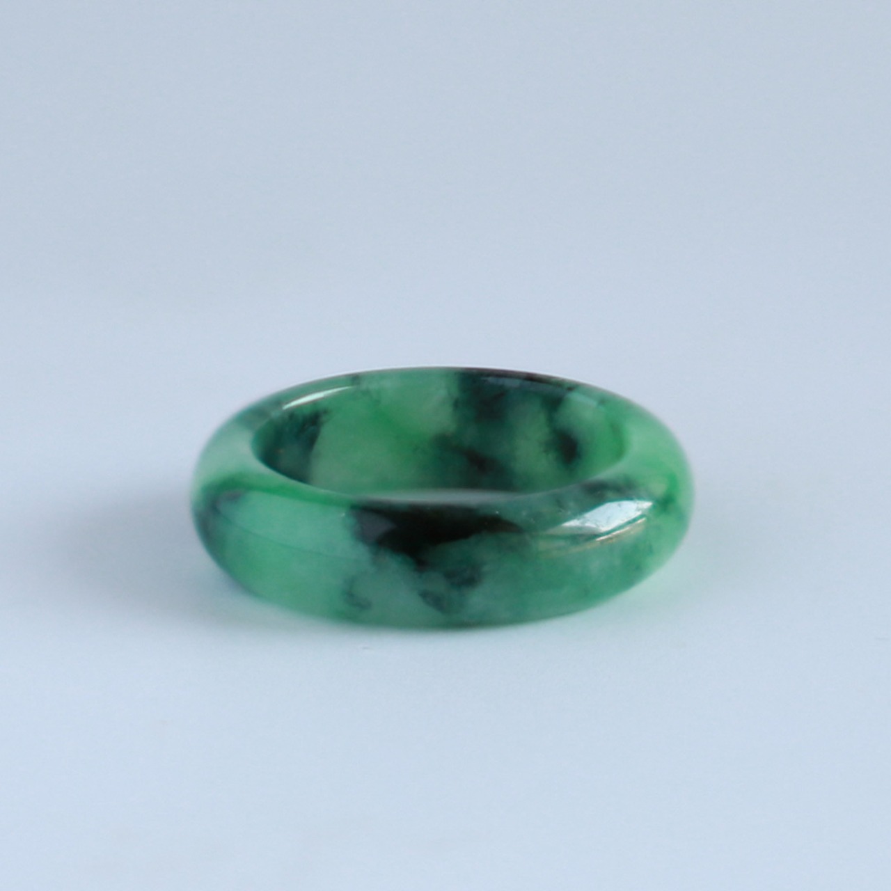 【16号】濃いグリーンが見せる表情が絶妙な天然翡翠リング くり抜き甲丸リング 緑マーブル模様 A貨翡翠 jd_rg1492
