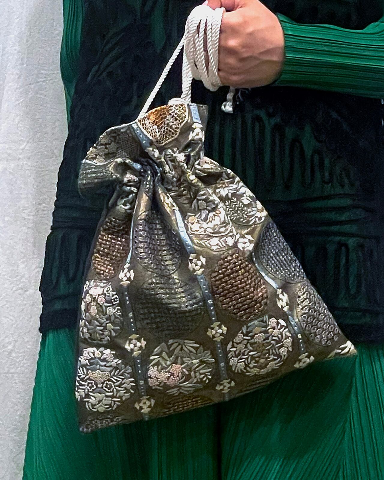 大島紬 カトレアの花 リメイク リネンコードハンドルバッグ 底赤紫紬帯地 御仕立て上がり・中古美品】 正絹無地紬 「赤紫・更紗」 八掛け