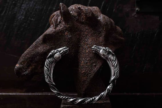 HORSE TWIST BANGLE (S.M.L SIZE) | Peanuts&Co