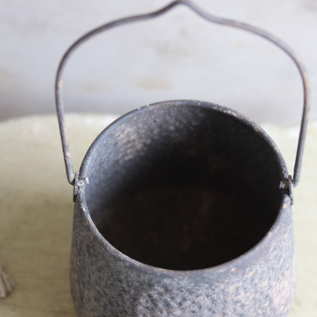 植木鉢　ハングラウンドポットDGY　吊り下げもできる２WAY　シャビーシック穴あり　UF533