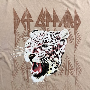 【DE LEPPARD】デフレパード ロゴ アニマルプリント バンドTシャツ バンt 豹 公式 オフィシャル XXL ビッグシルエット ベージュ 半袖 夏物 US古着