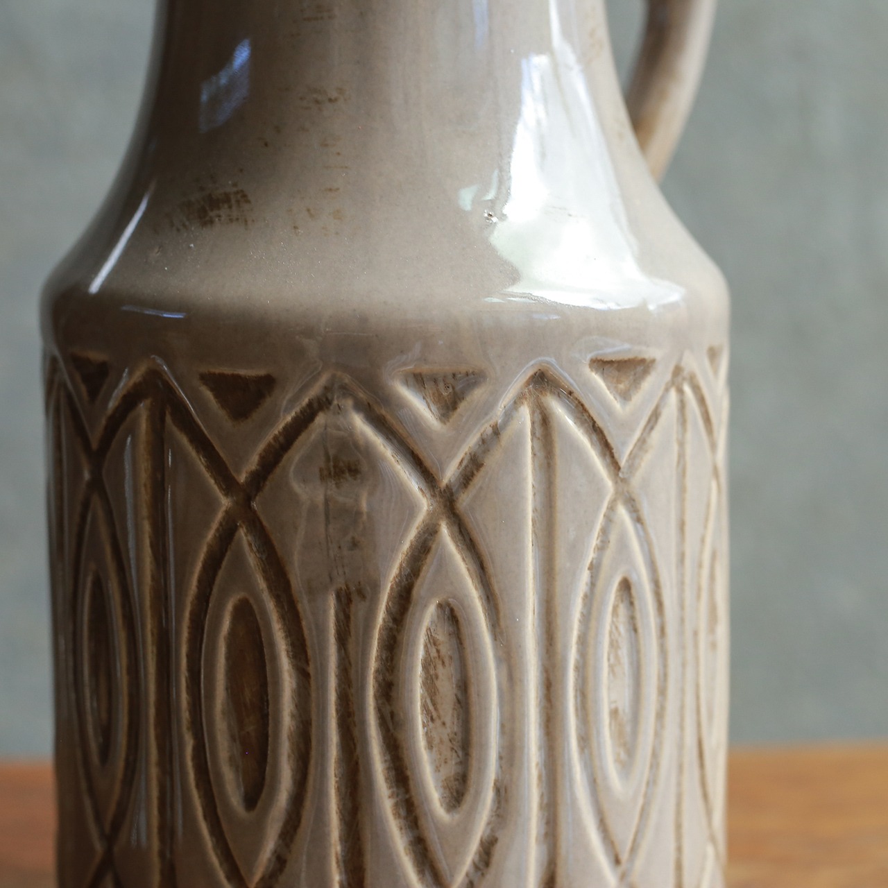 北欧の雰囲気漂う、味わい深いフラワーベース