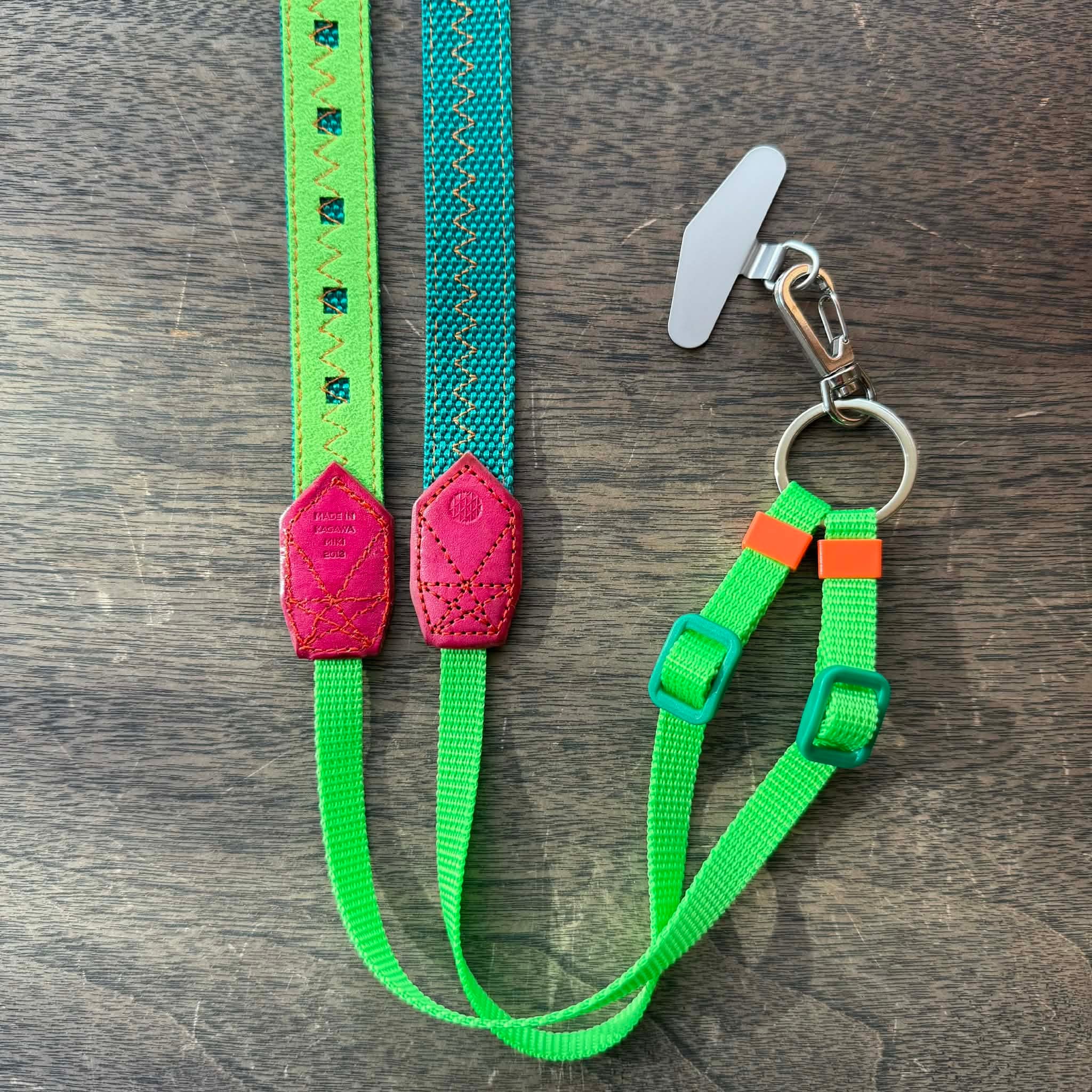 20mmカメラストラップ(スマホ金具つき)アップルグリーン裏地蛍光グリーン革ライトピンクベタ染め