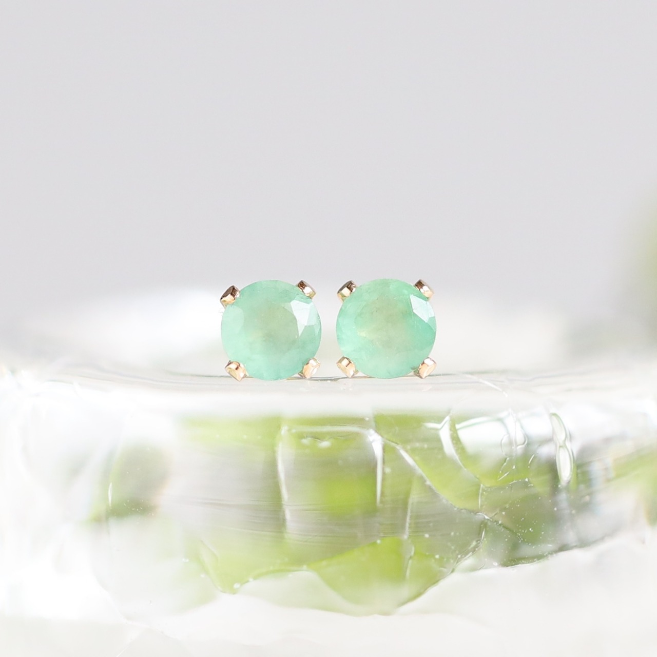 ザンビア産エメラルドのひと粒ピアス 4mm｜選べるピアス金具 アレルギー対応｜5月誕生石