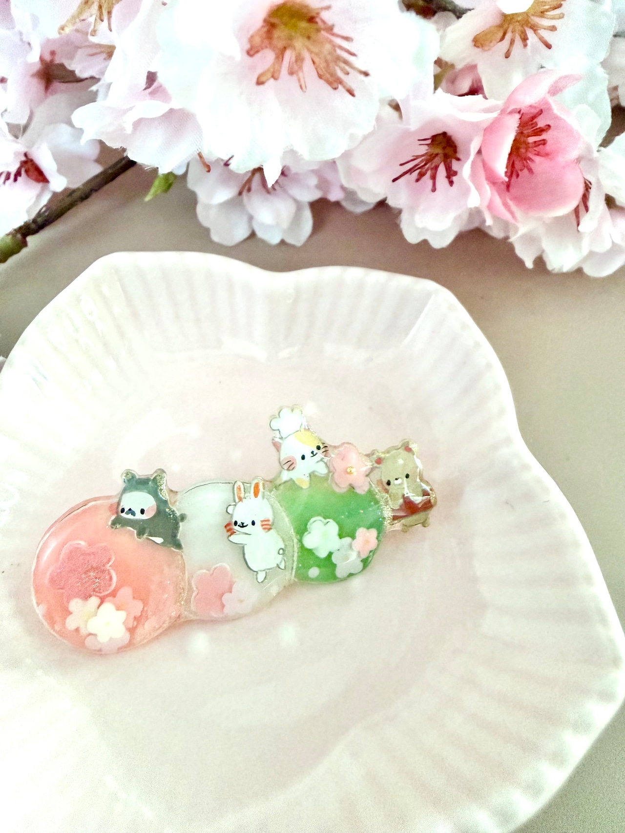ブローチ『桜も団子も楽しむだる☆』ストーリーカード付き