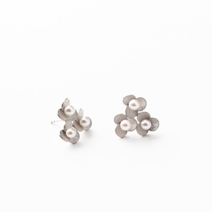Silver pierced earrings SMA21ピアス Three petals