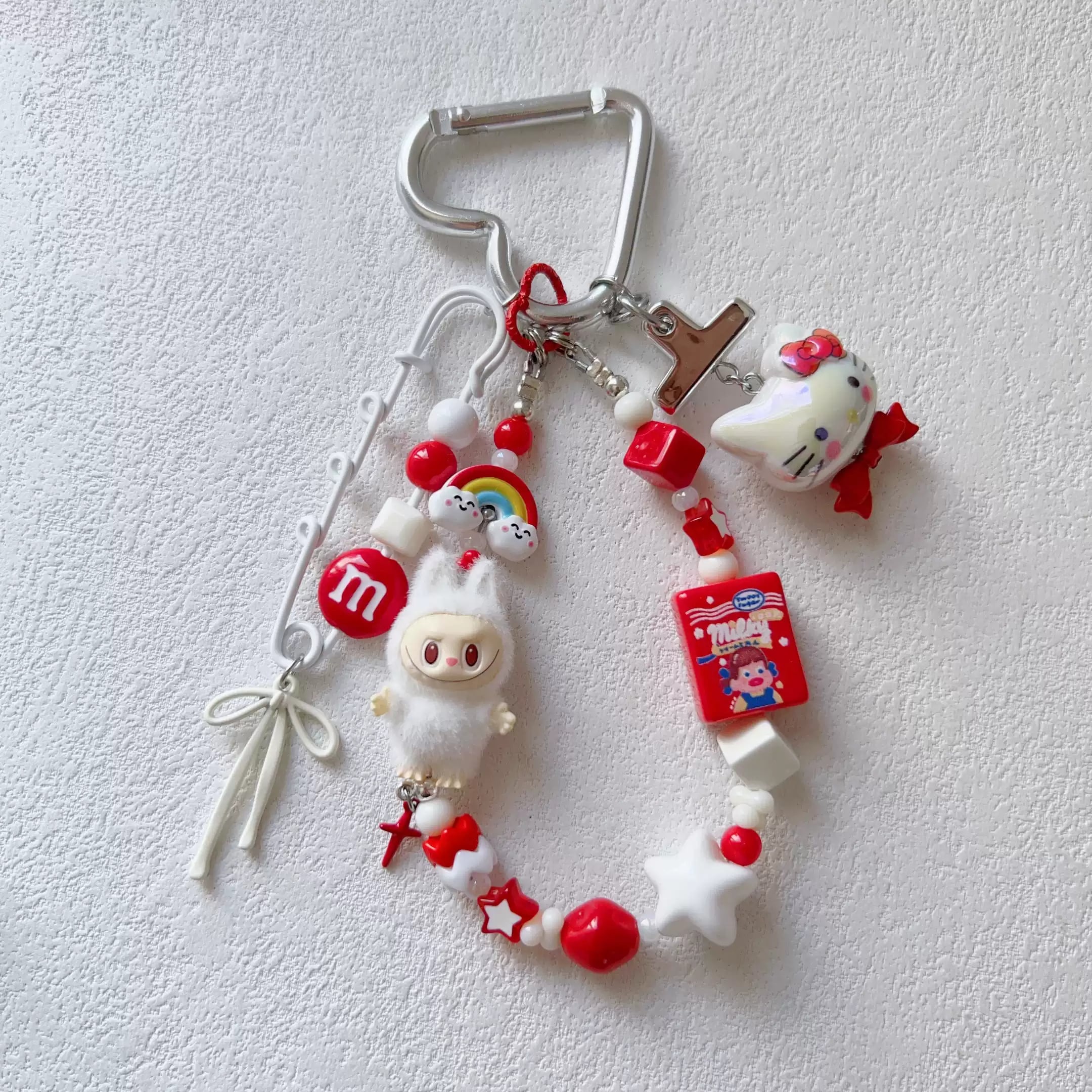 お正月を華やかに!バッグにも日常も彩る♡ labubu ラブブ 赤と白 可愛いキーホルダー バッグチャーム プレゼント
