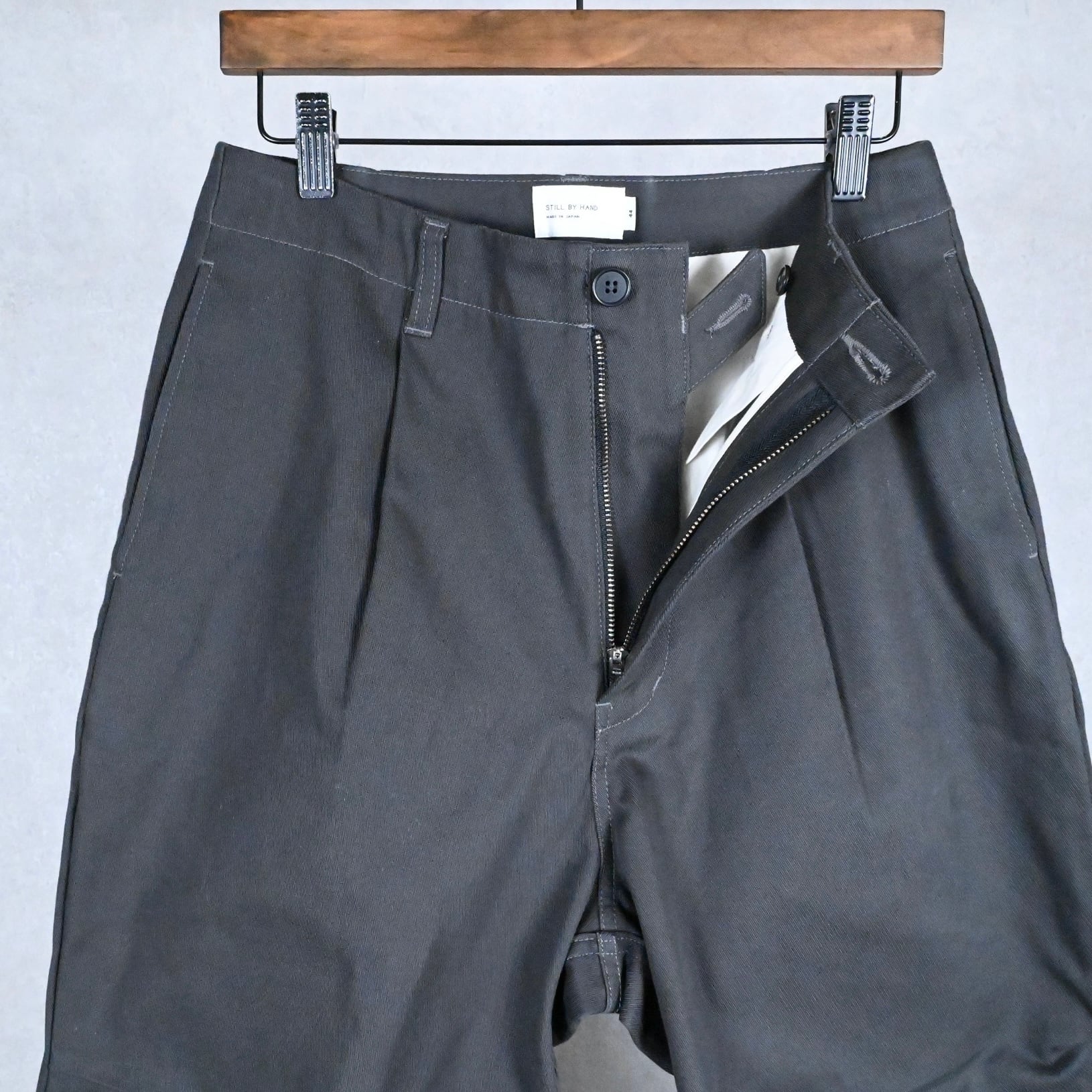 25SS》【STILL BY HAND】KNEE TACK TROUSERS スティルバイハンド