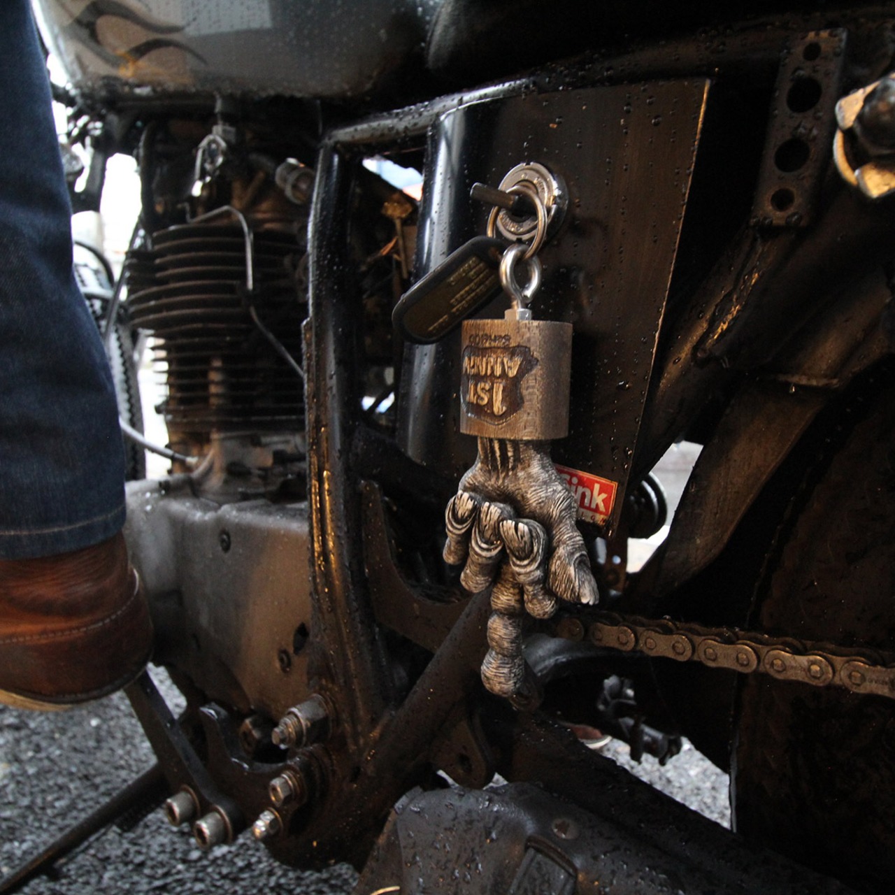 [1周年記念・数量限定] "1st Anniv" SUPER BIG KEYHOLDER - serial.10/BLACK