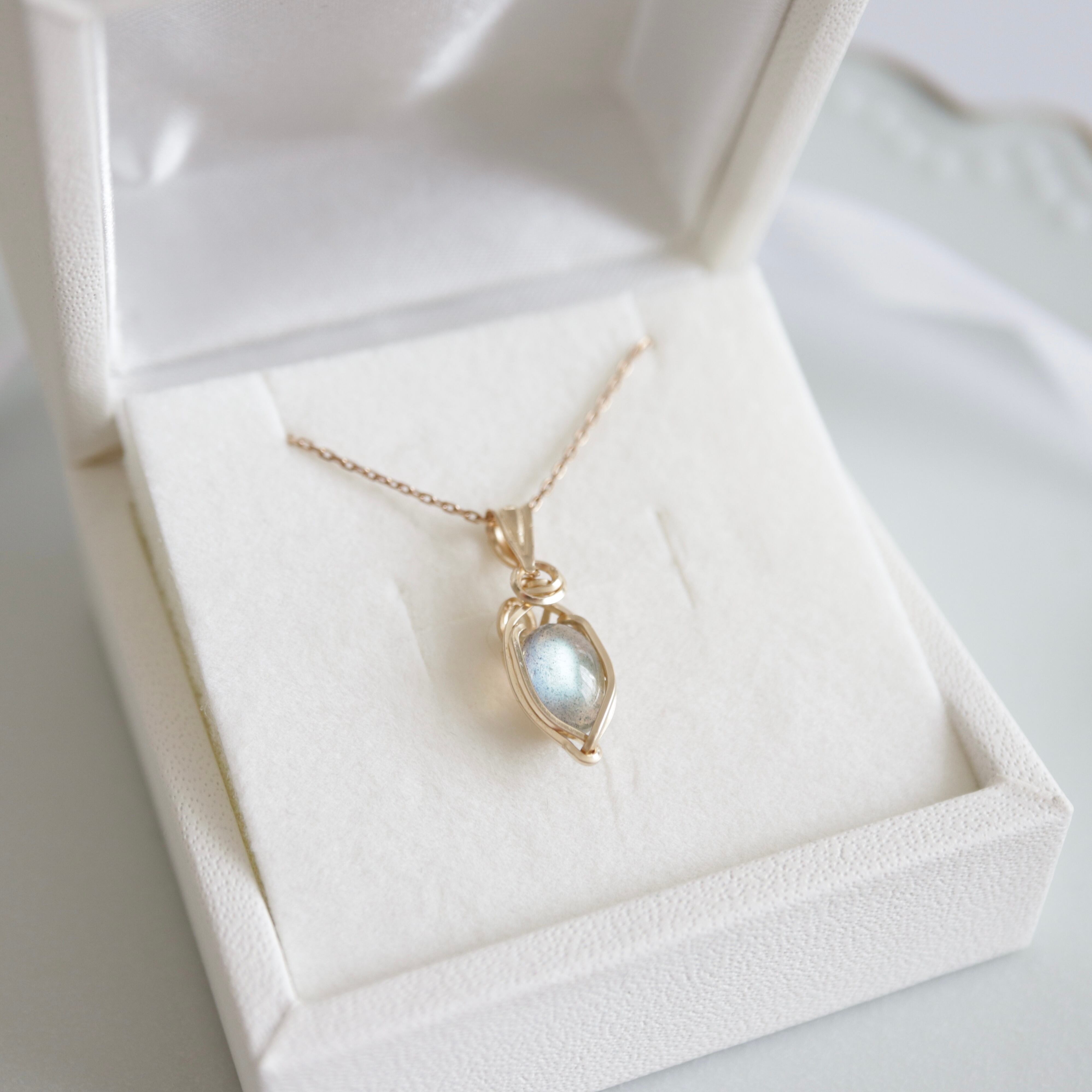 ラブラドライト 14kgf 小ぶり ワイヤーラッピング