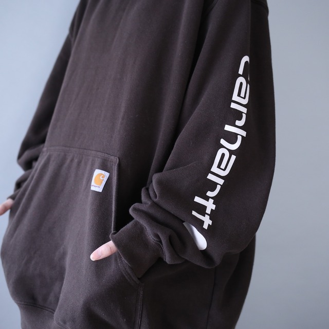 "Carhartt" sleeve logo printed over silhouette dark brown sweat parka