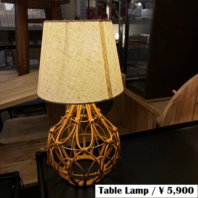 Rattan round table lamp, bamboo and ceramic, natural finish, stand lamp, suitable for bedroom or entryway lighting.　