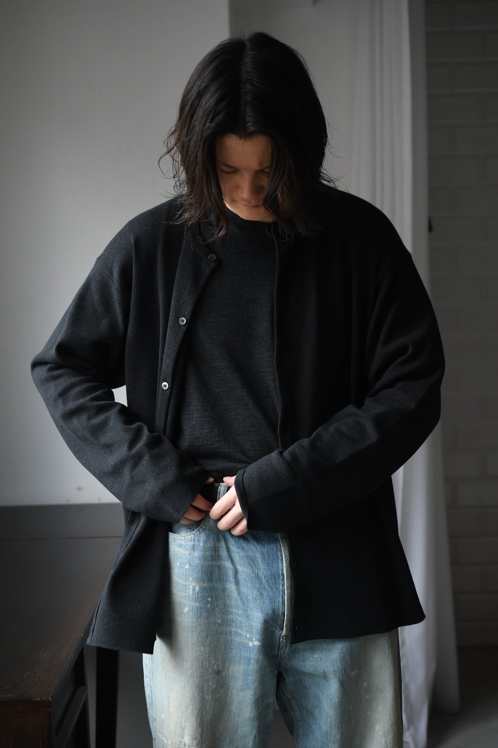 BATONER / 32G SMOOTH KNIT CREW NECK CARDIGAN (Melange Black) | nariwai