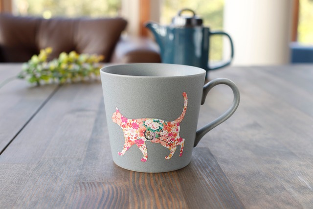 『まりと猫』『アメ釉薬』『単品』『 温感マグ』　* ネコ 猫 マニア キャット マグカップ コーヒー プレゼント カワイイ 温度で変化 笑顔