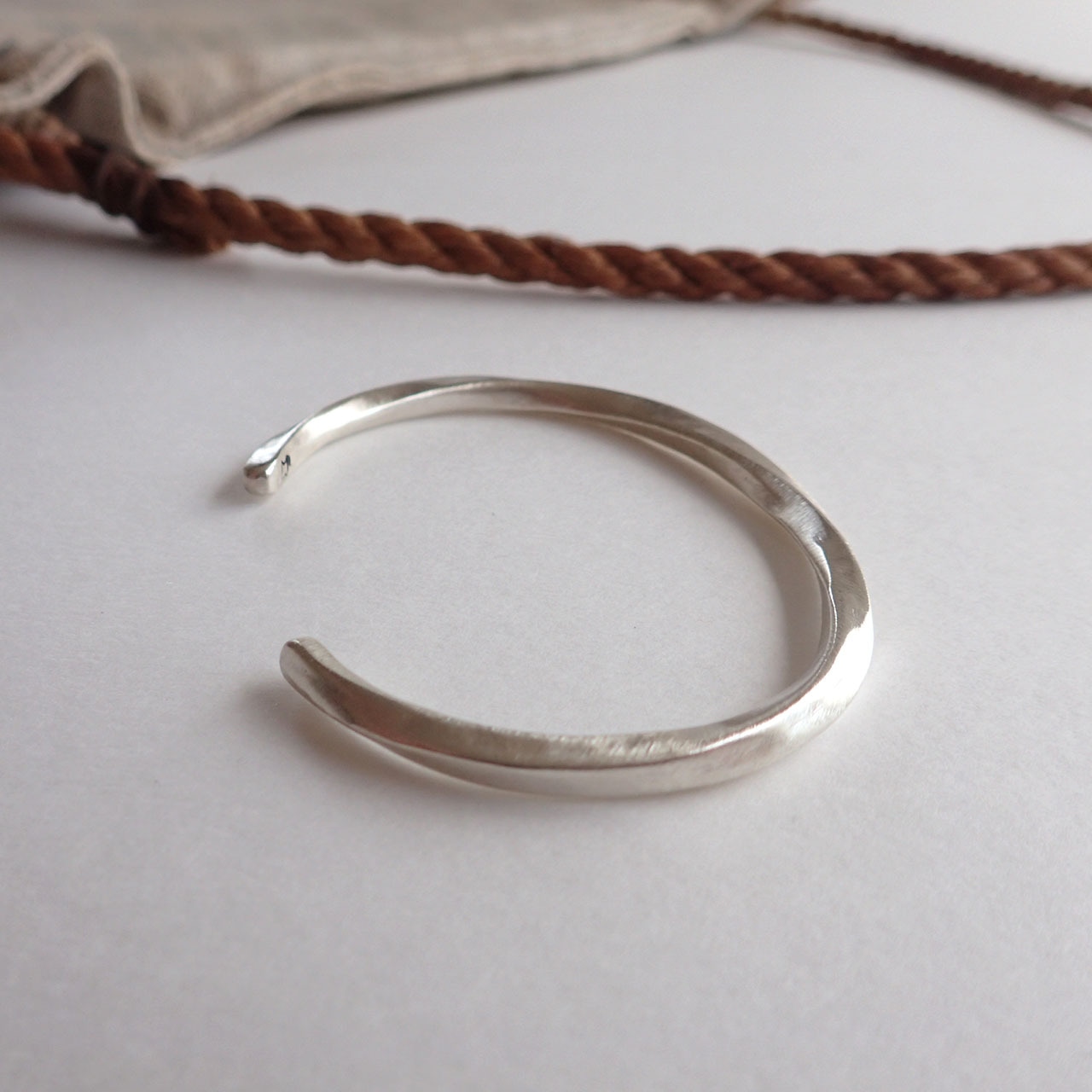 Women’s Twisted Bangle (レディース)