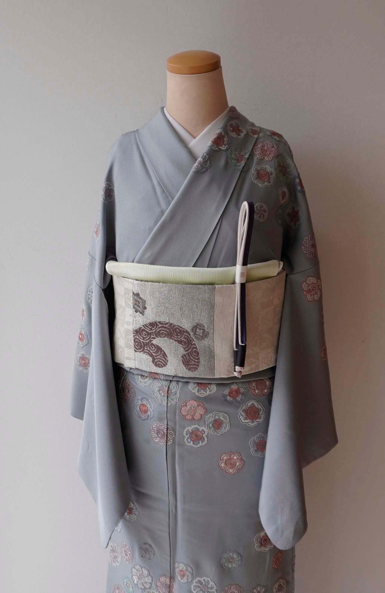 袷】藍鼠地 花刺繍文 附け下げ | 大山キモノ・ちぇらうなぼるた