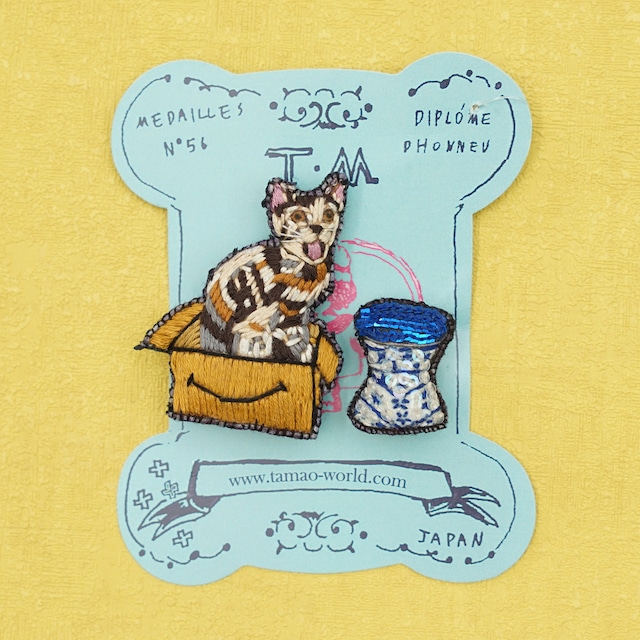刺繍ミニブローチパティシェ猫とショートケーキ