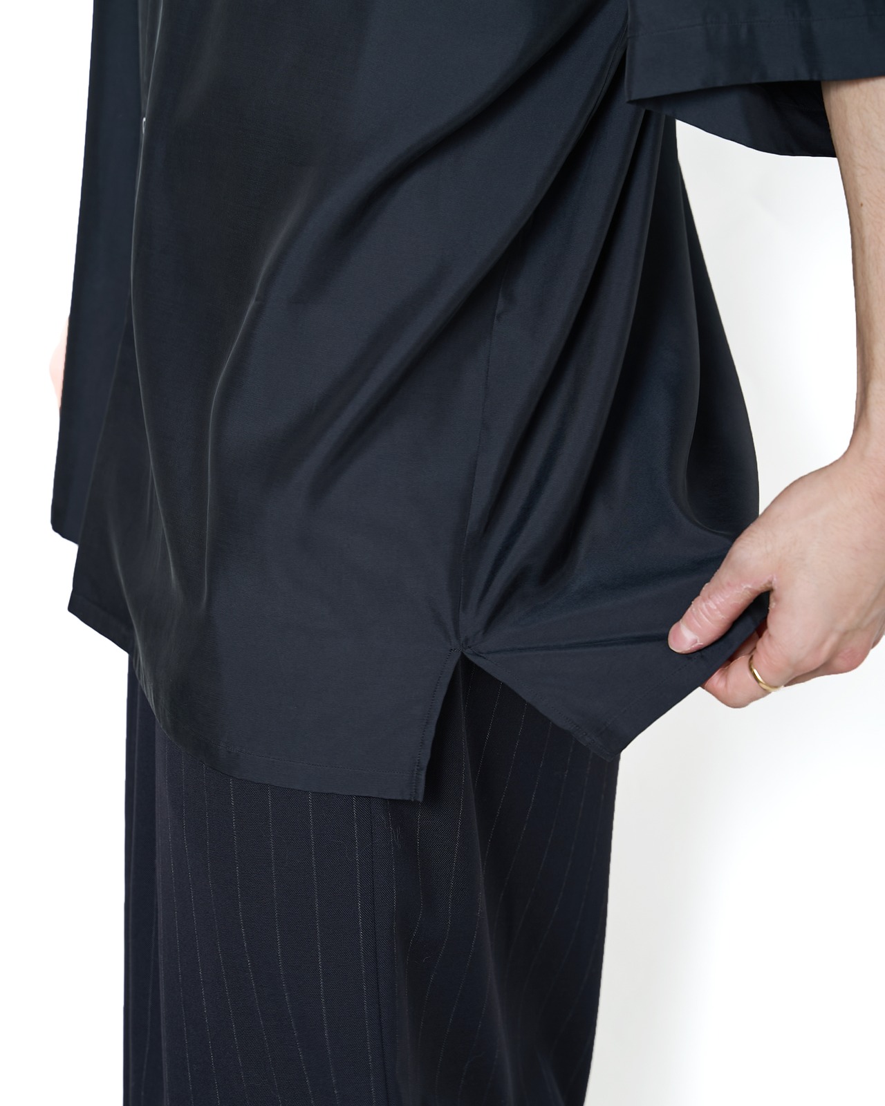 ssstein "CUPRO TWILL OVERSIZED OPEN COLLAR SS SHIRT〔BLACK〕"