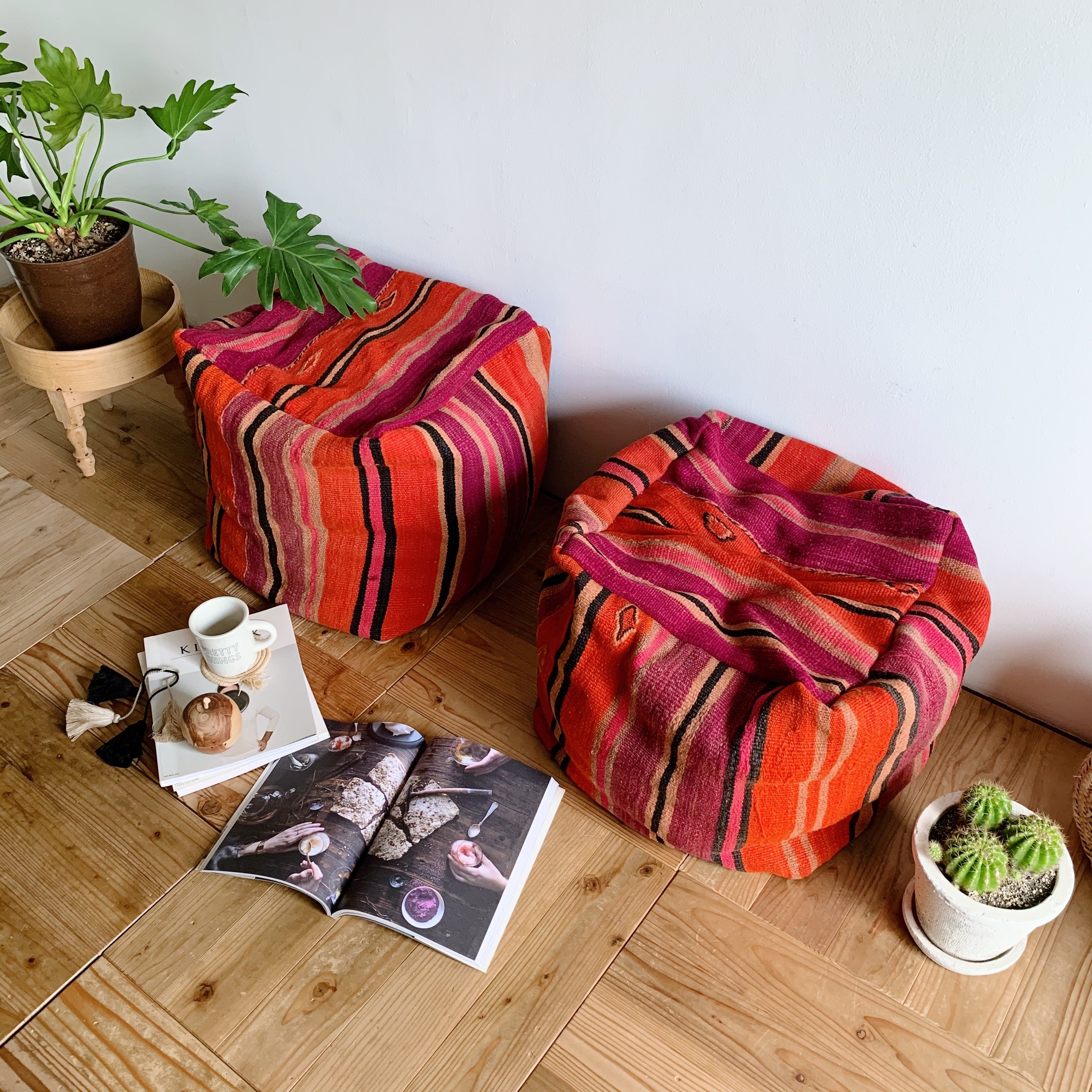 オールドキリムをリメイクしたキューブ型プフ［底面違い①