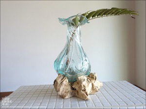 硝子フラワーベースspiral 花瓶 プリミティブガラスベース 手作り 一輪挿し 一点物 ハンドメイド 無垢材 自然な様
