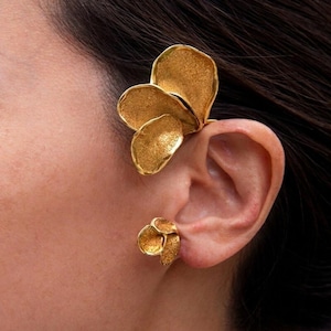 gold textured petal ear cuff<a3123>