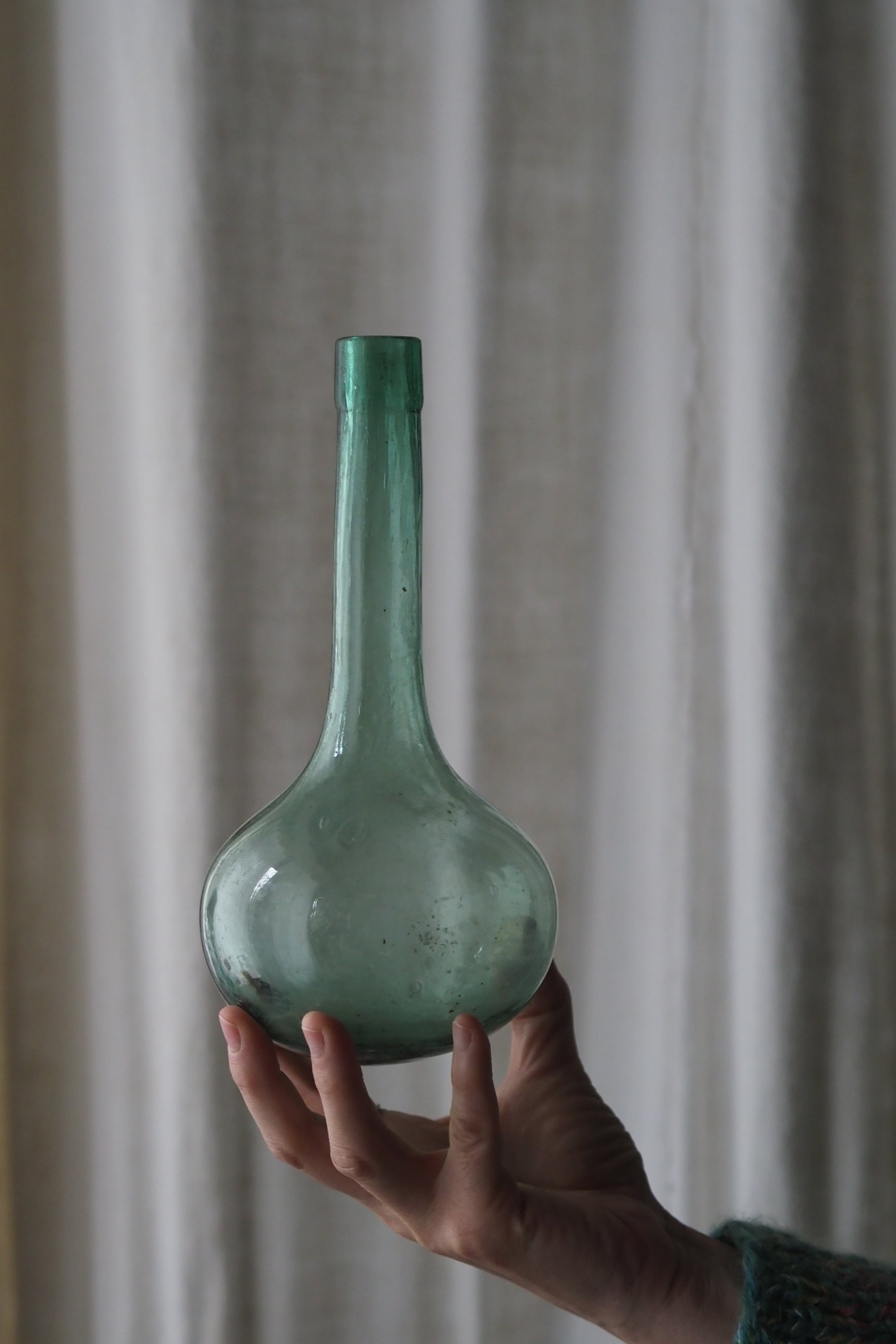 イタリアのワインボトル鉄の台付き No.1-antique glass bottle with