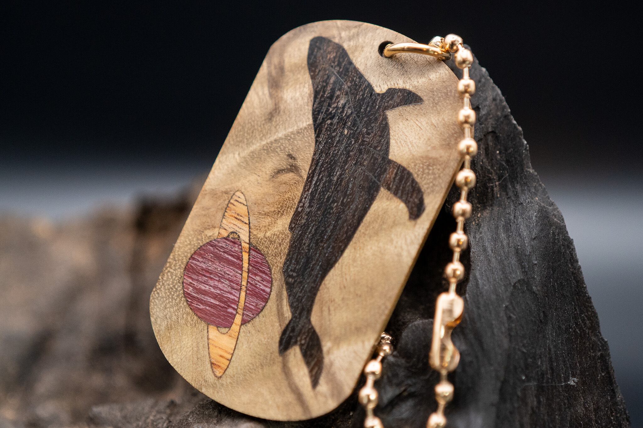 【 緻密な黄金の杢 】 マーブルウッド ドッグタグ 象嵌 勇魚と惑星