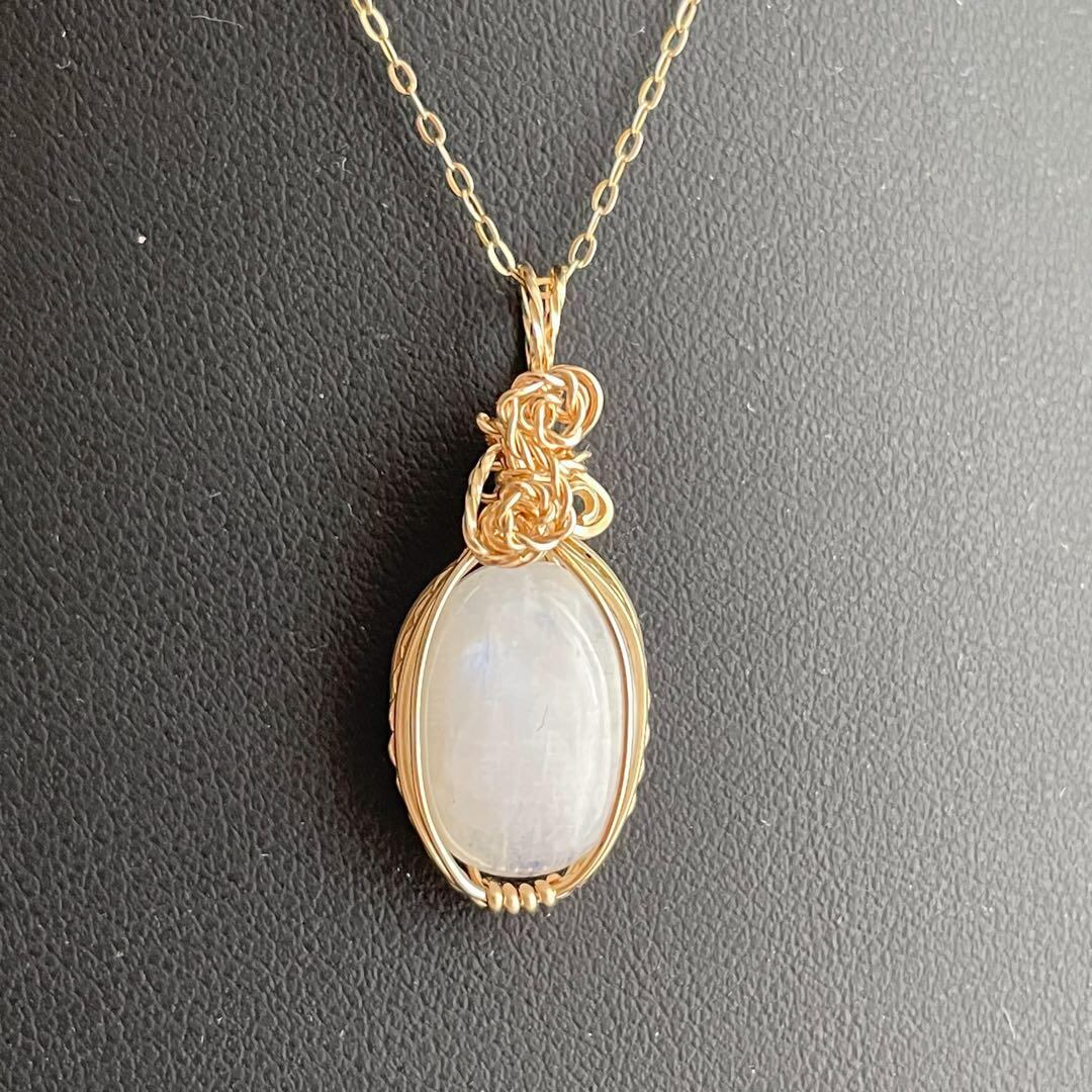 【専用】レインボームーンストーンのペントップ　14kgfワイヤーラップ 安価ハンドメイド・手芸 - ムーンストーンレインボー14kgf ワイヤー