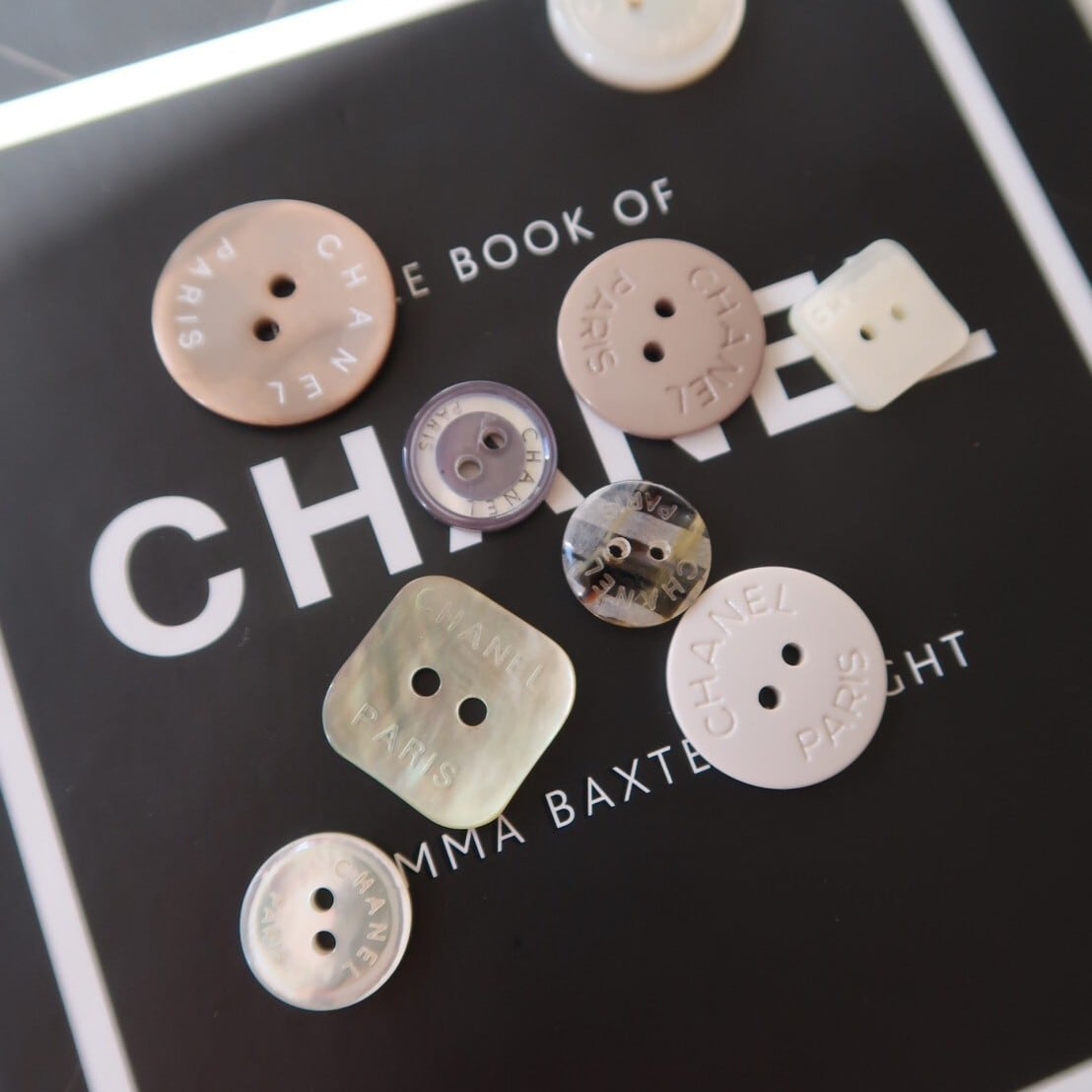 VINTAGE CHANEL BUTTON】シェル ブルーグレー 2つ穴 ボタン 12mm