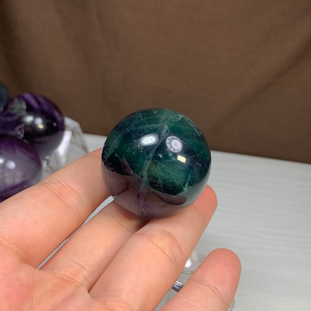 5.色合い美しいグラデーションフローライトスフィア