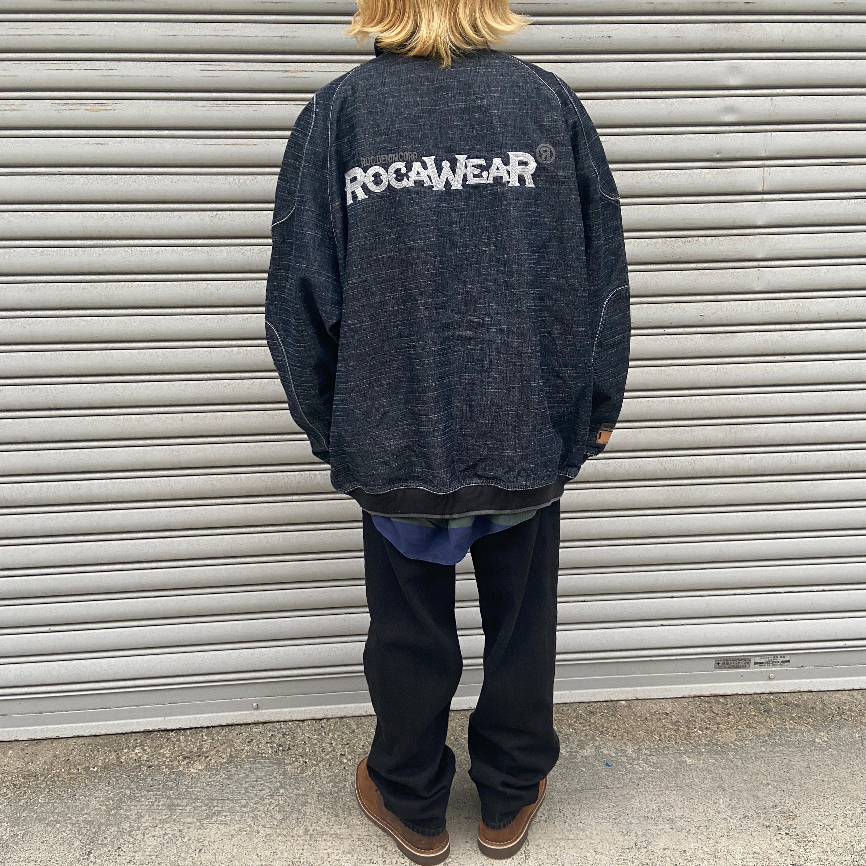 送料無料』Roca wear ロカウェア デニムスタジャン ビッグロゴ XL 