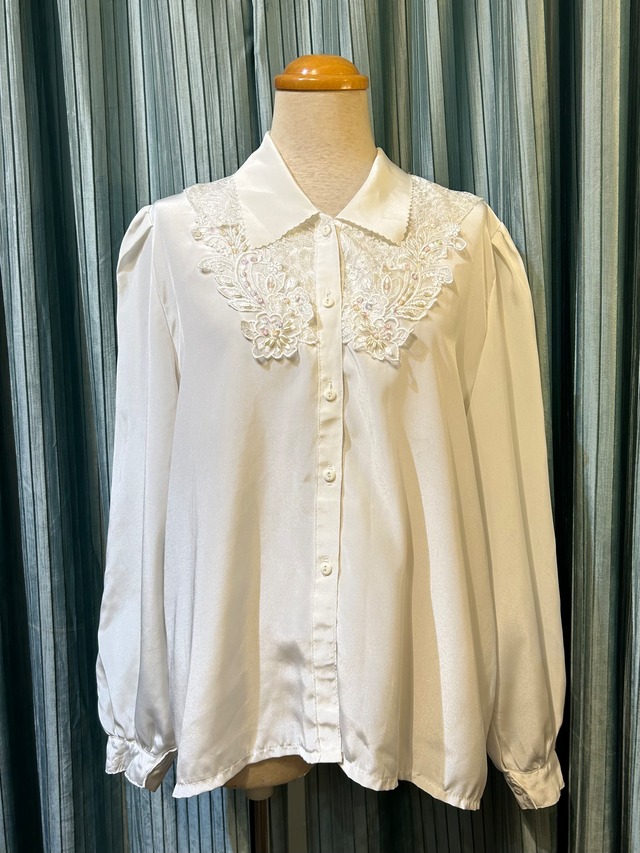 white flower lace×spangle blouse
