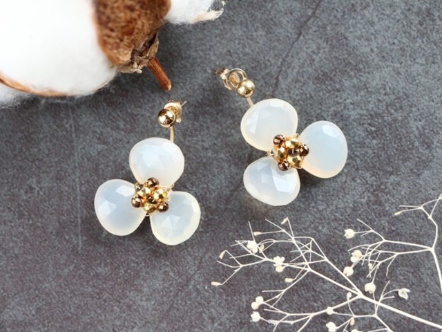 14kgf-white chalcedony flower back pierced earrings