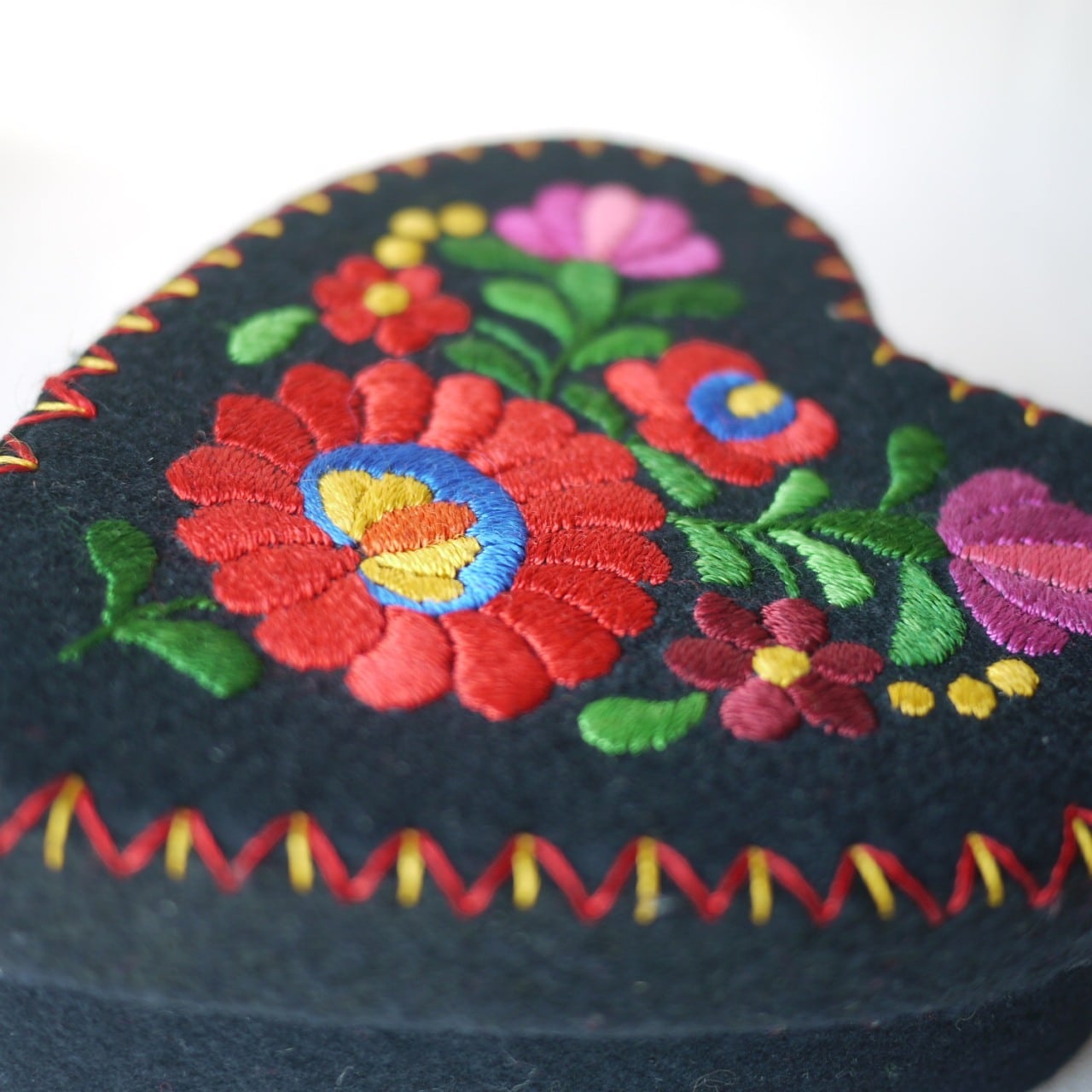 マチョー刺繍の箱 黒 ハンガリー | こりすのパン屋Base店 （世界の