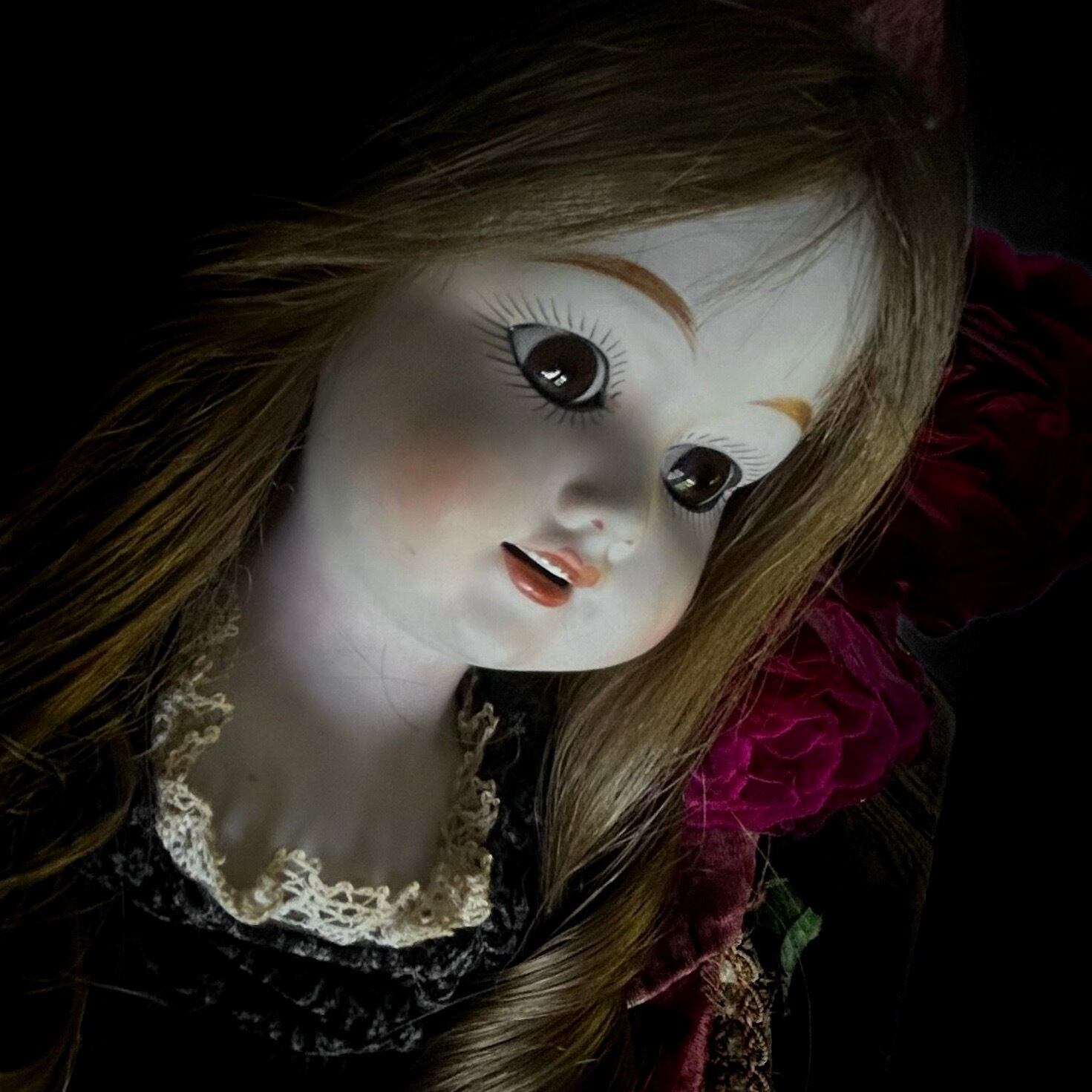 薔薇色の微笑みのビスクドール | メルキュール骨董店