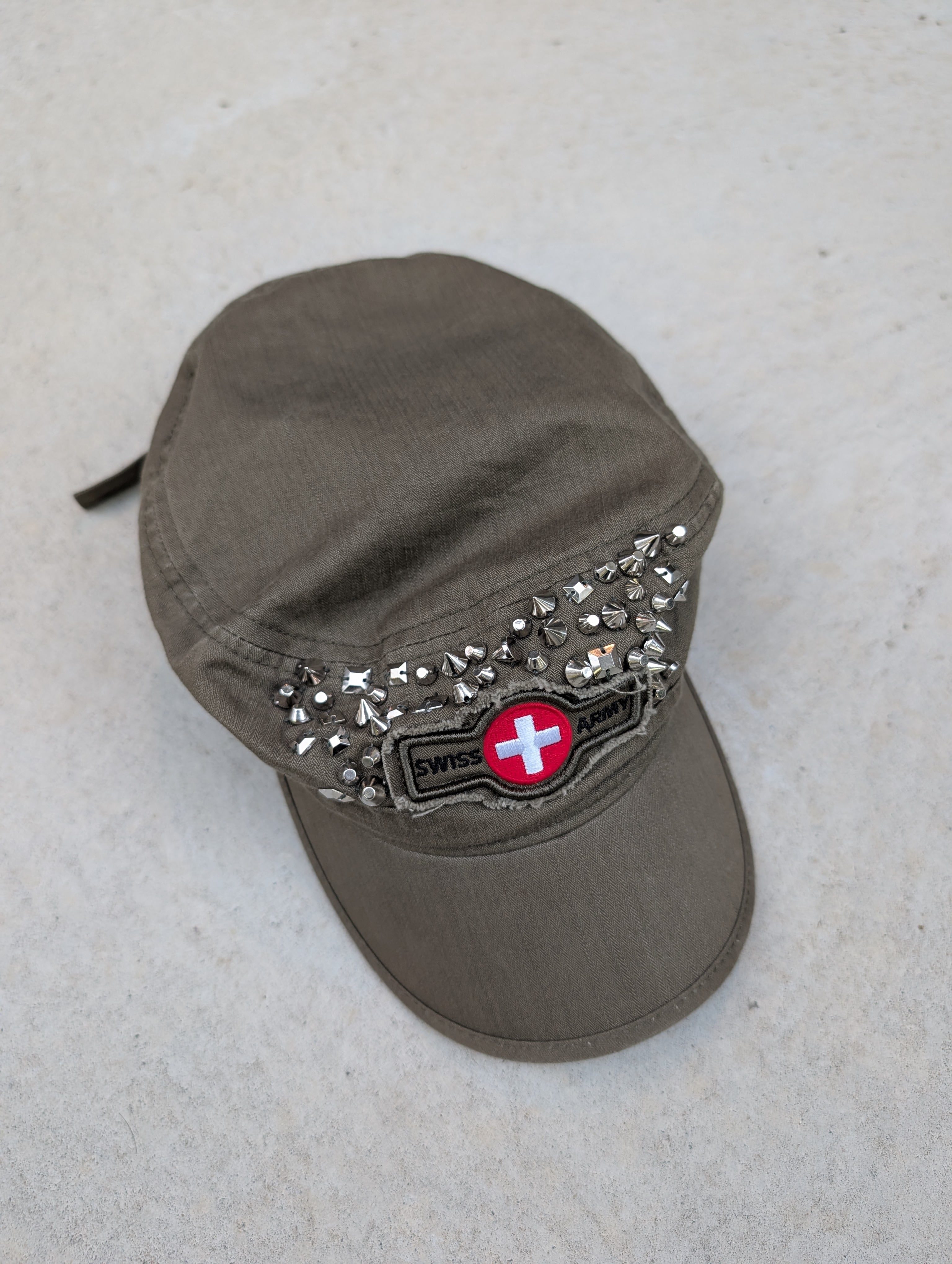 "SWISS ARMY" studs cap