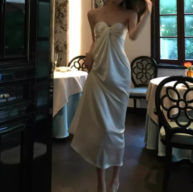 ロングドレス ドレス ウェディング パーティー 結婚式 二次会 披露宴 演奏会 発表会 ステージ 謝恩会 ラウンジ クラブ ロング 袖なし ビスチェ イブニング サテン 可愛い きれいめ 大人可愛い 上品 おしゃれ キュート クール エレガント 主役級 存在感 抜け感 クラシック 清楚 シック 華やか クラシカル 無地 イベント ホテル レストラン 誕生日 バースデー 韓国 高見え 格上げ プチプラ 女子会 光沢感 春 夏 秋 ロングシーズン S M L ベーシックカラー 白 ホワイト