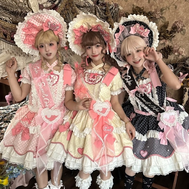 お茶会の主役を飾る魔法のヘッドドレス。豪華フリルとリボンが彩るギンガムチェックの甘ロリボンネット