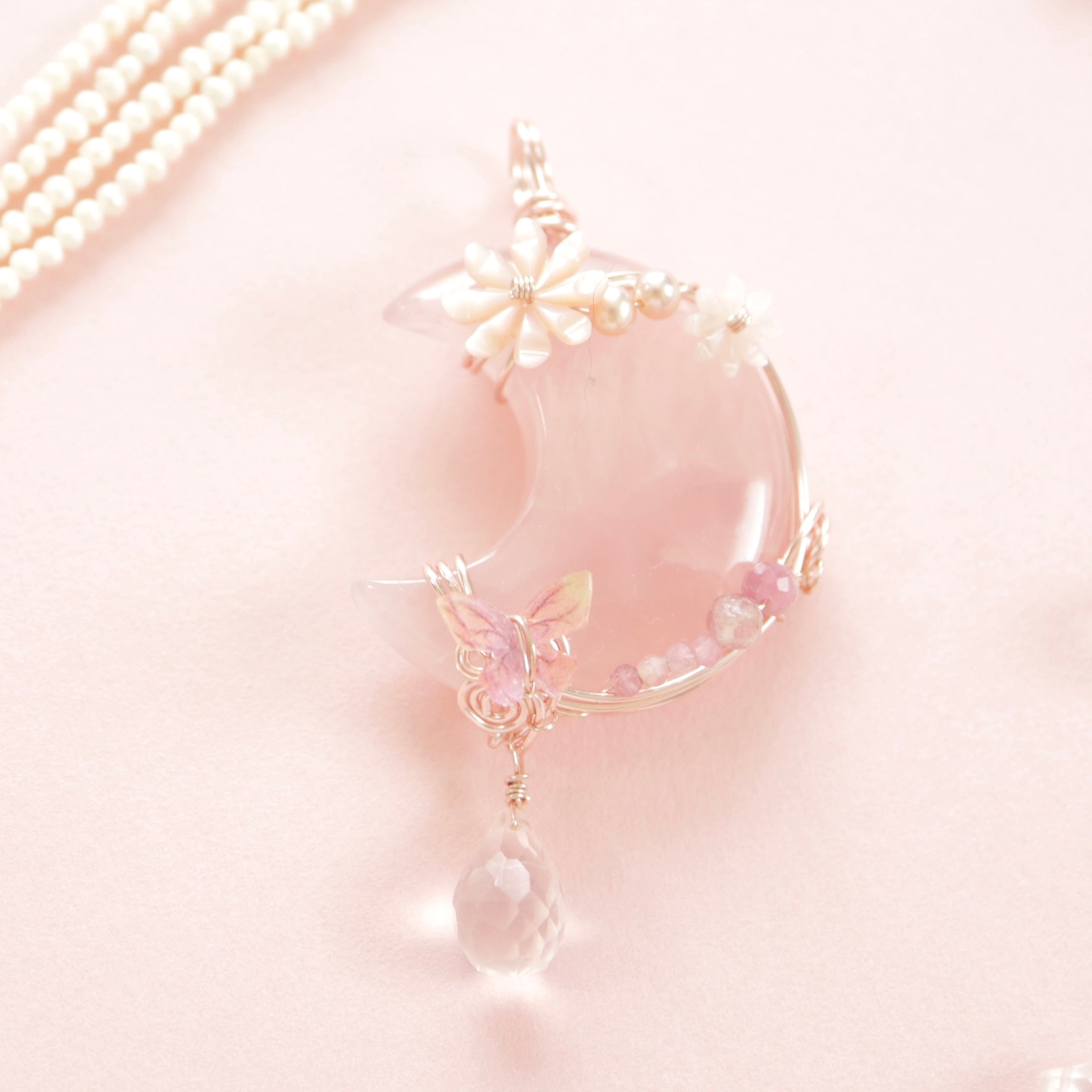 ローズクォーツの三日月ペンダントトップ《春の夜に咲いた、恋の満月