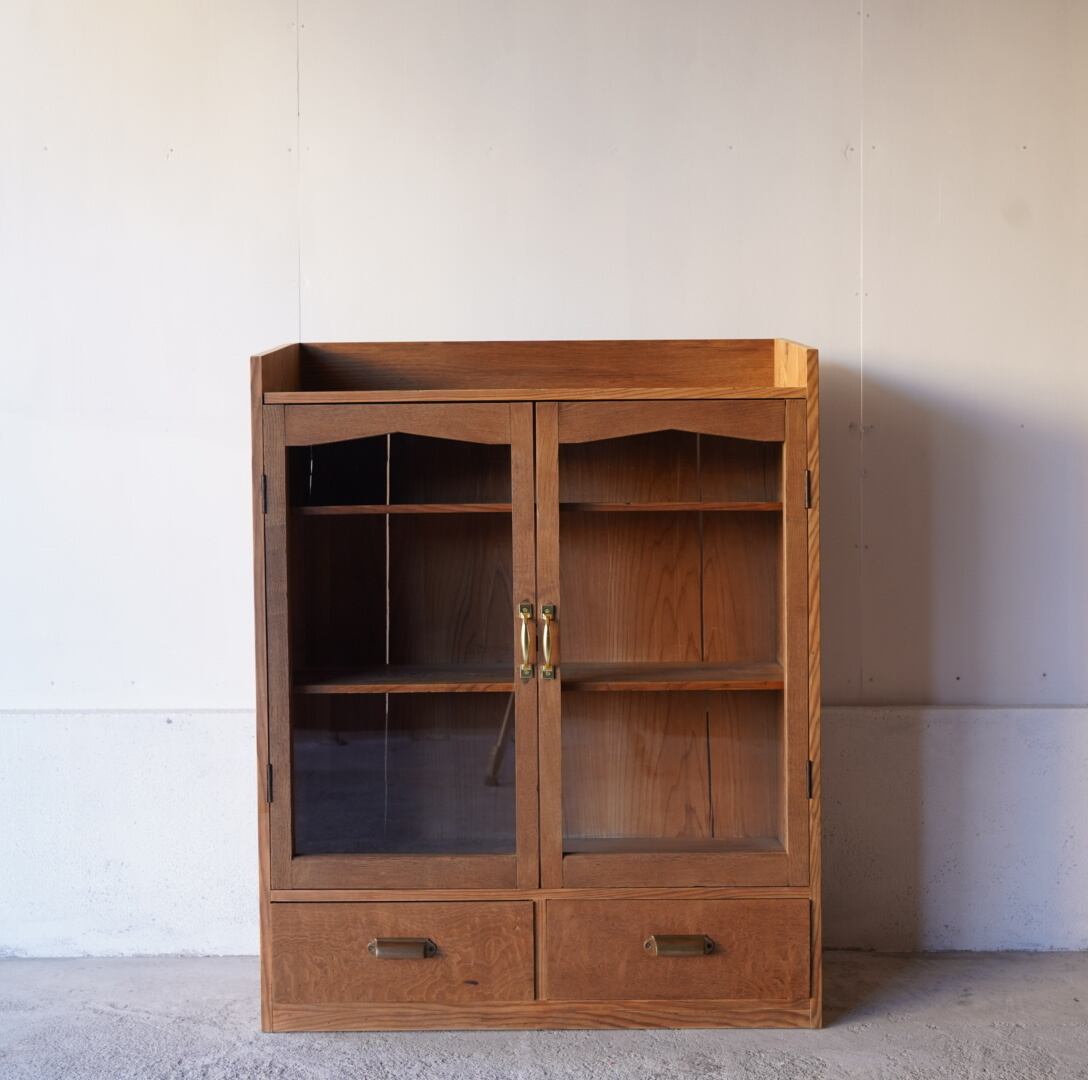 開き戸のキャビネット