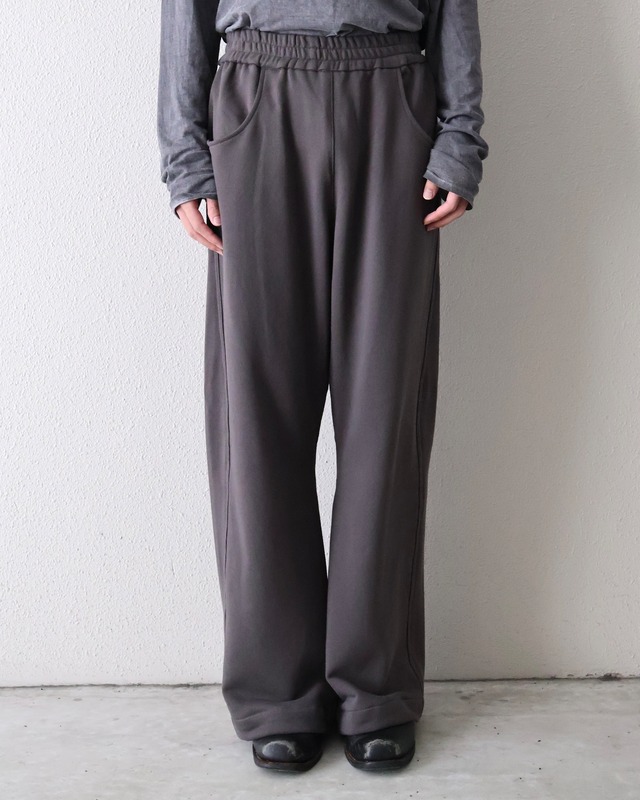【+(Plūs)】Wide silhouette seam sweat trousers dark grey