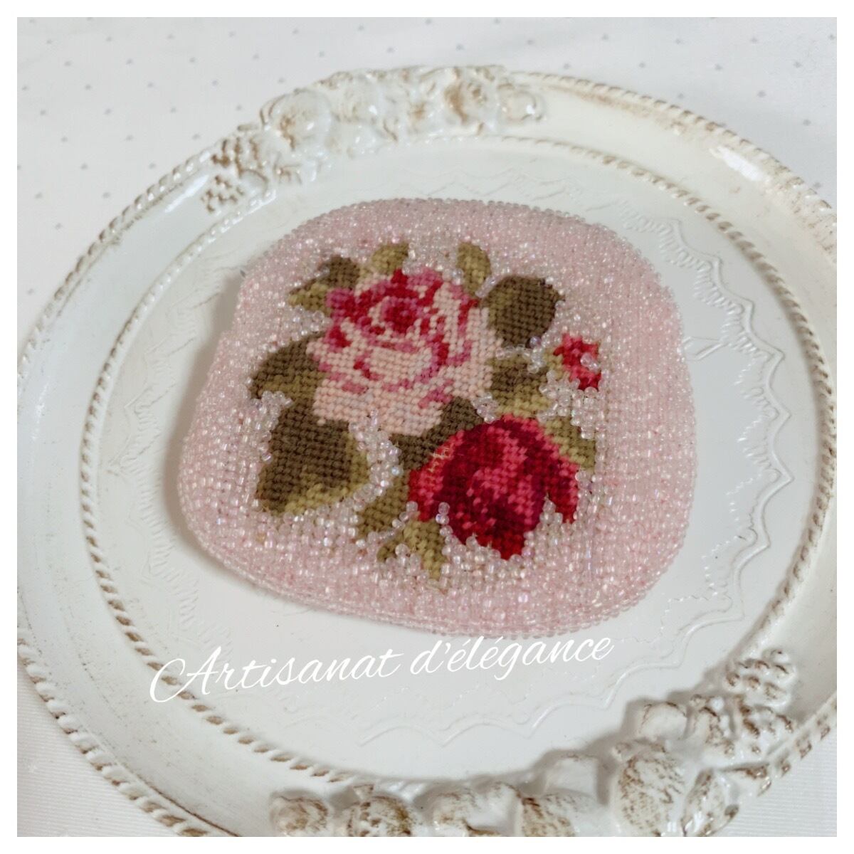 ビーズ刺繍とクロステッチ✴︎パステルピンクで薔薇の小物入れ