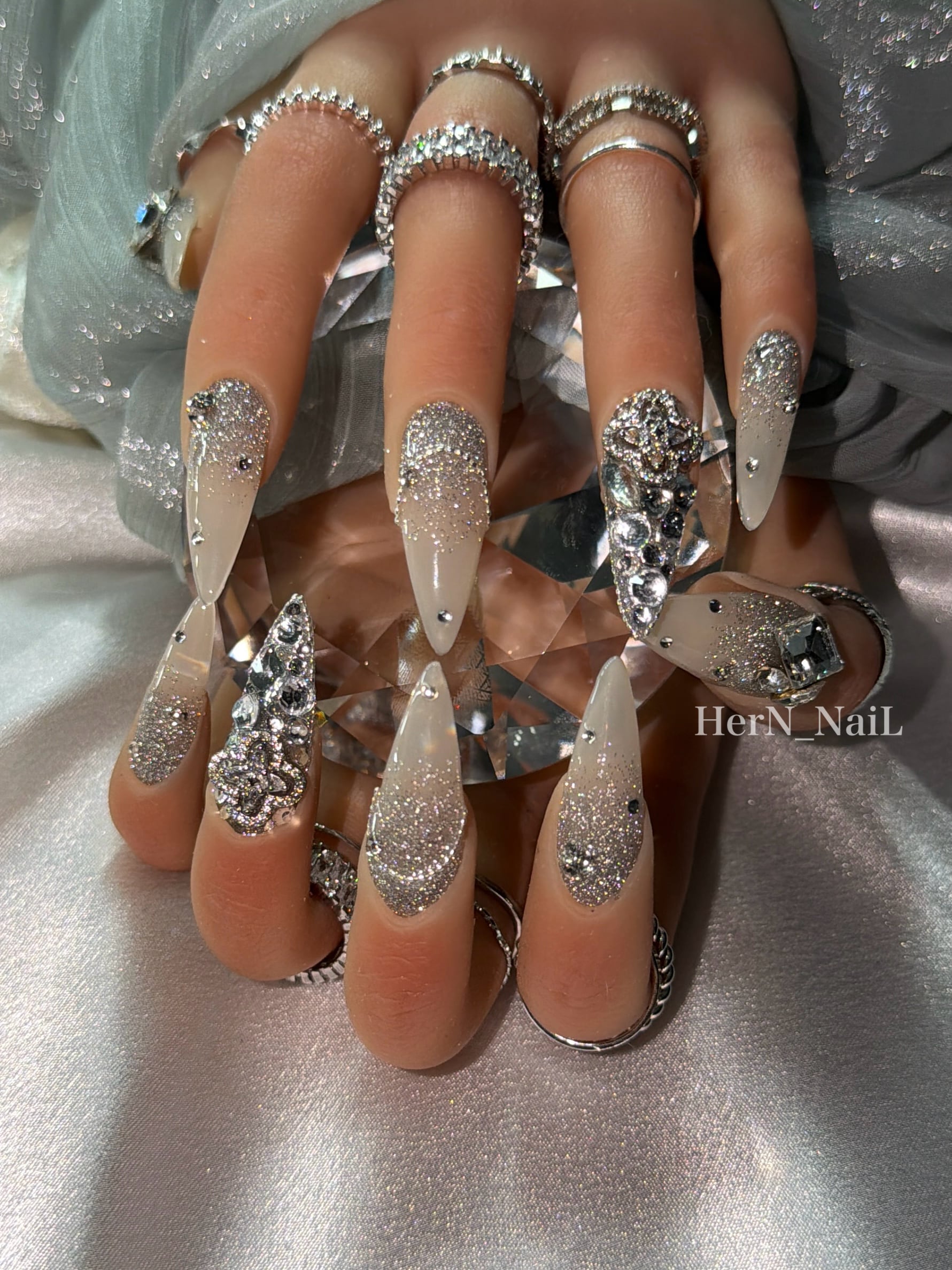 現品販売】ホワイトワンカラーとピンクストーン埋めつくし韓国ネイル