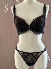 チャームシークレット　ゴージャスモールドカップブラジャー　　　リズシャルメル