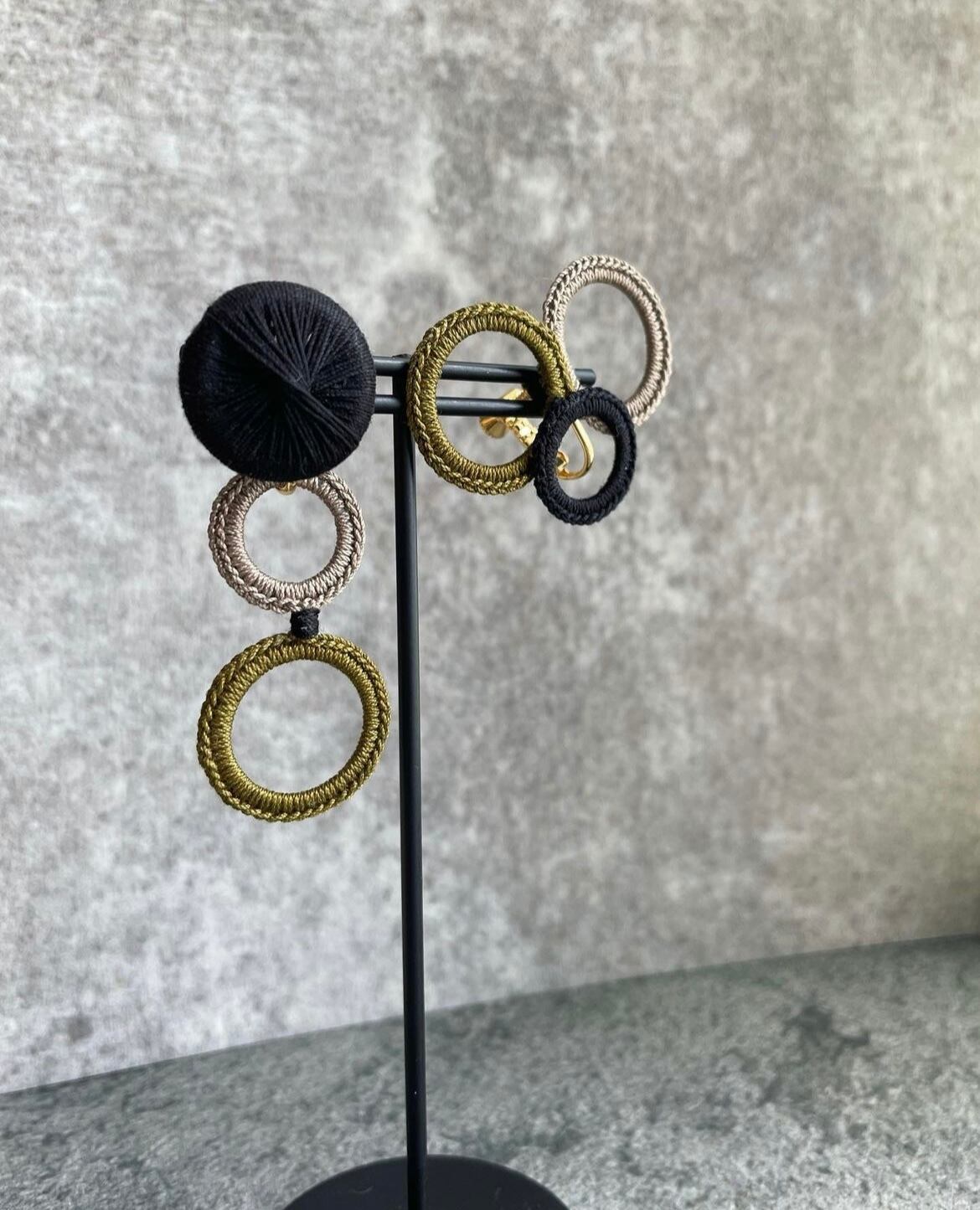 earring/ simply Air itomaki アシンメトリー カーキ×グレーベージュ×ブラック