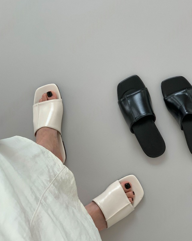 スクエアトゥフラットサンダル