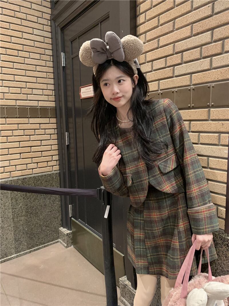 チェック柄のショートコートとスカートのセット チェック柄のショートコートとスカートのセット